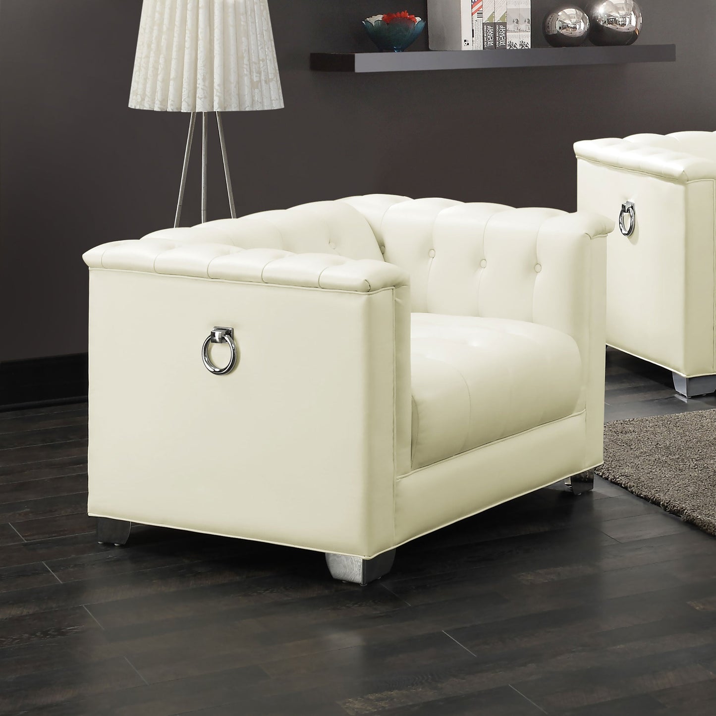 Sillón Chaviano tapizado con brazos articulados, color blanco perla