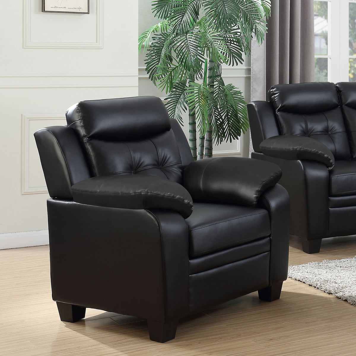 Sillón tapizado Finley con brazos acolchados y capitoné, color negro