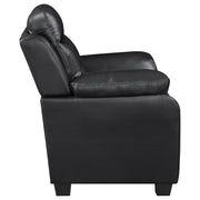 Sillón tapizado Finley con brazos acolchados y capitoné, color negro