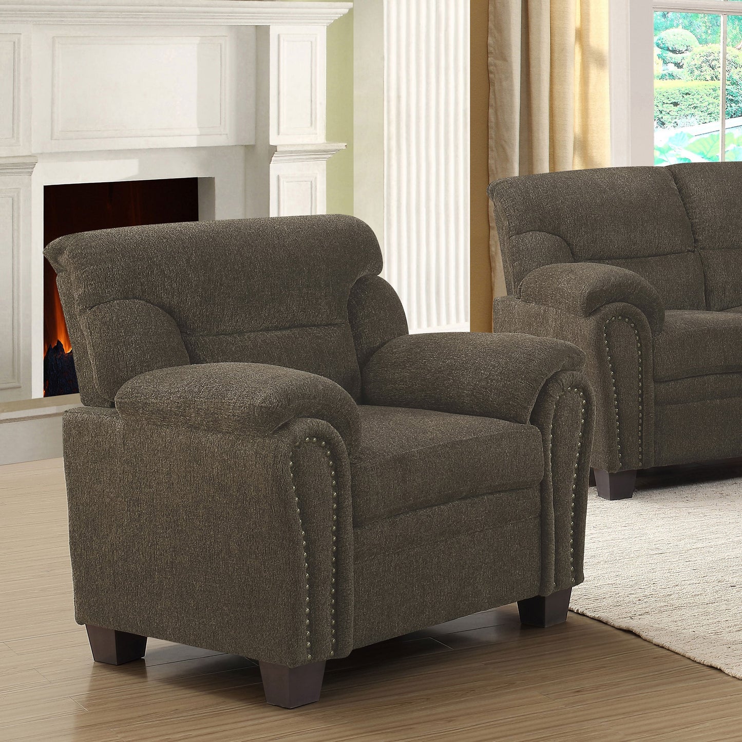 Sillón tapizado Clementine con brazos acolchados y acento marrón