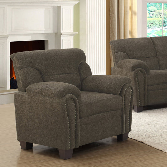 Sillón tapizado Clementine con brazos acolchados y acento marrón