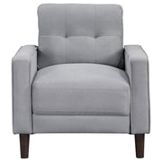 Sillón tapizado Bowen con brazos de riel y capitoné, color gris