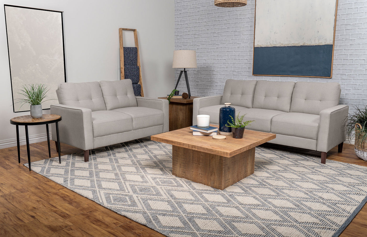 Conjunto de sofá capitoné Bowen con brazos articulados tapizados en beige