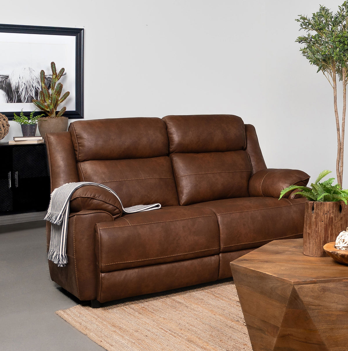 Loveseat Ellington tapizado con brazos acolchados, marrón oscuro