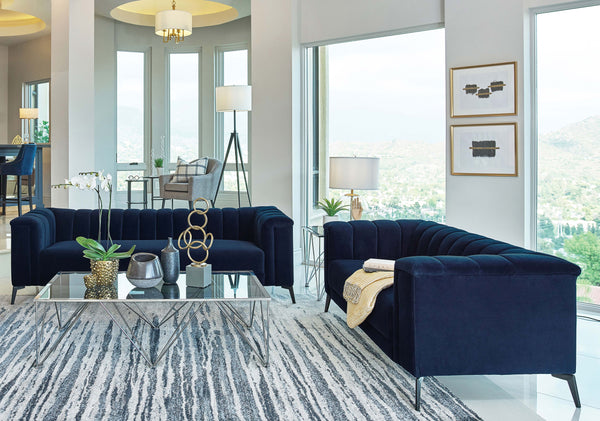 Conjunto de sofá capitoné con brazos tipo esmoquin tapizados en azul