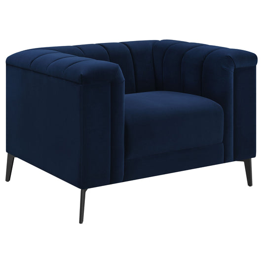 Sillón capitoné con brazos de esmoquin tapizados en azul