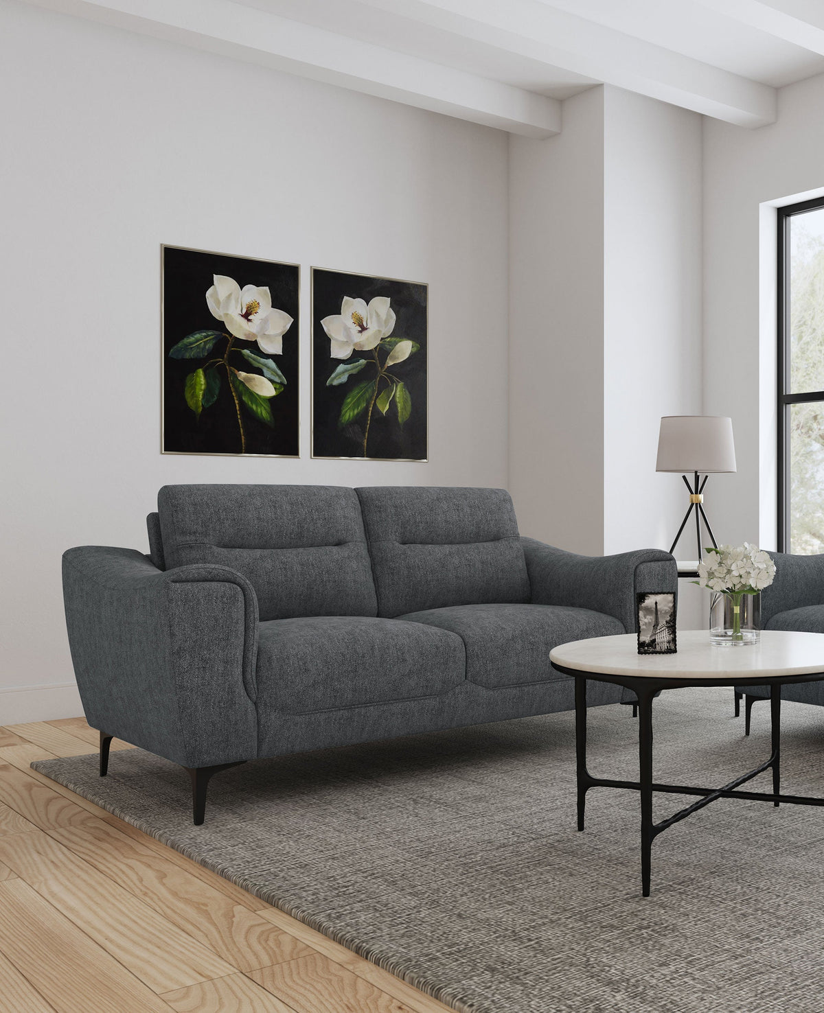 Loveseat Nolan con brazos inclinados y tapizado en color carbón