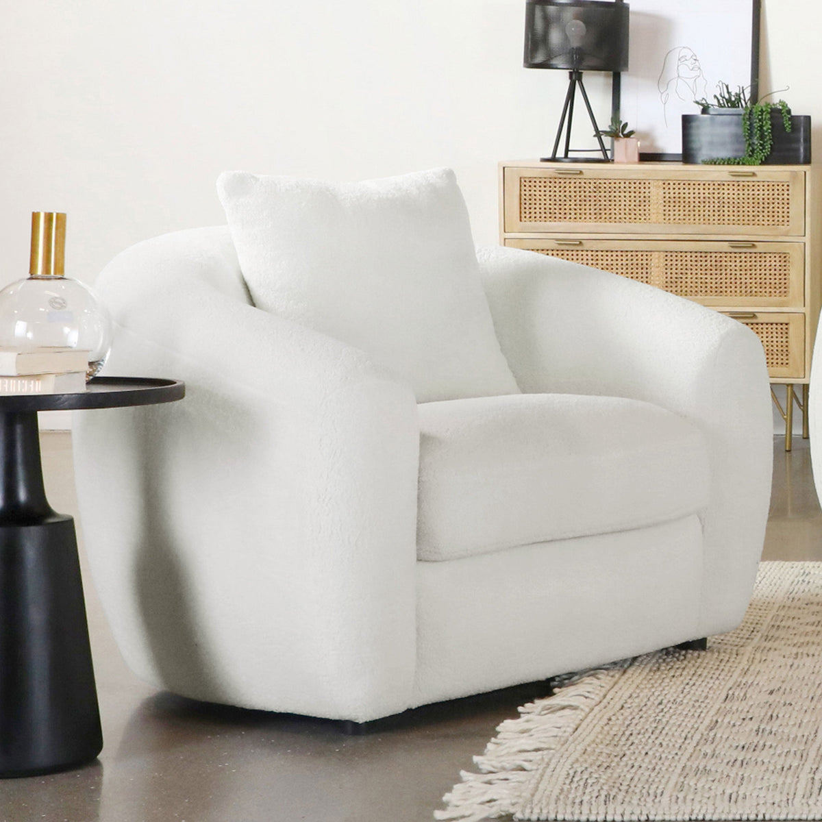 Sillón tapizado de piel de oveja sintética Isabella, color natural