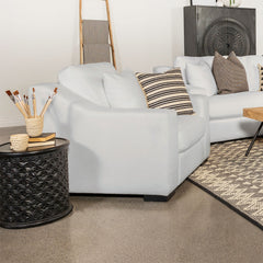 Sillón tapizado con brazos inclinados Ashlyn, color blanco