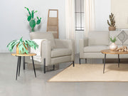 Sillón Tilly tapizado con brazos articulados en color avena