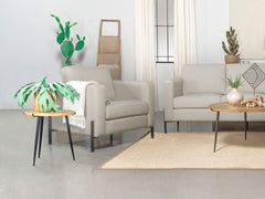 Sillón Tilly tapizado con brazos articulados en color avena