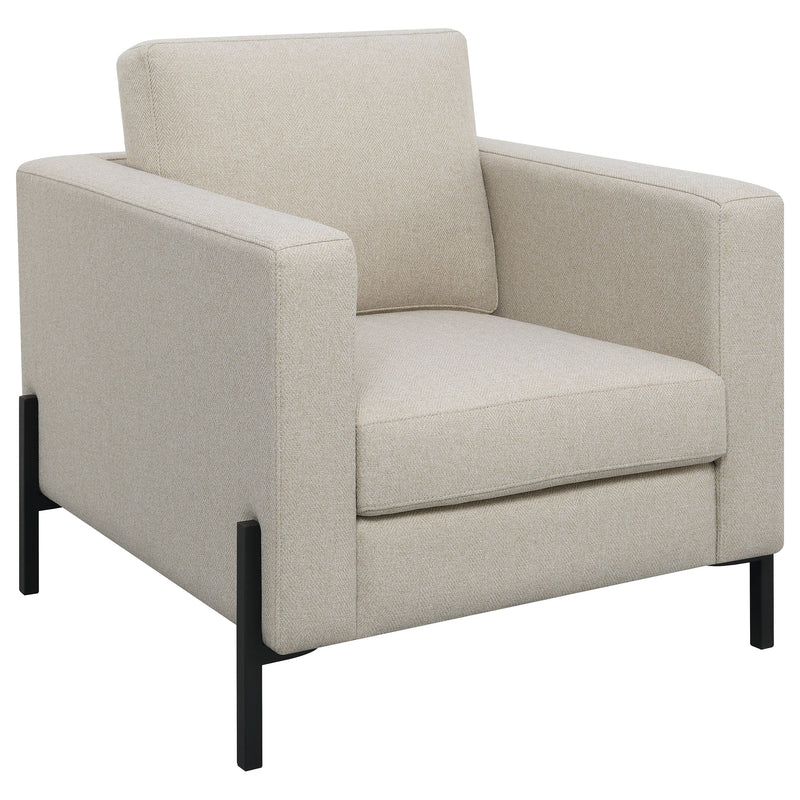 Sillón Tilly tapizado con brazos articulados en color avena