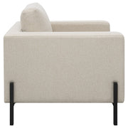 Sillón Tilly tapizado con brazos articulados en color avena