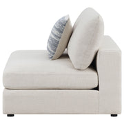 Silla Serene tapizada sin brazos en color beige