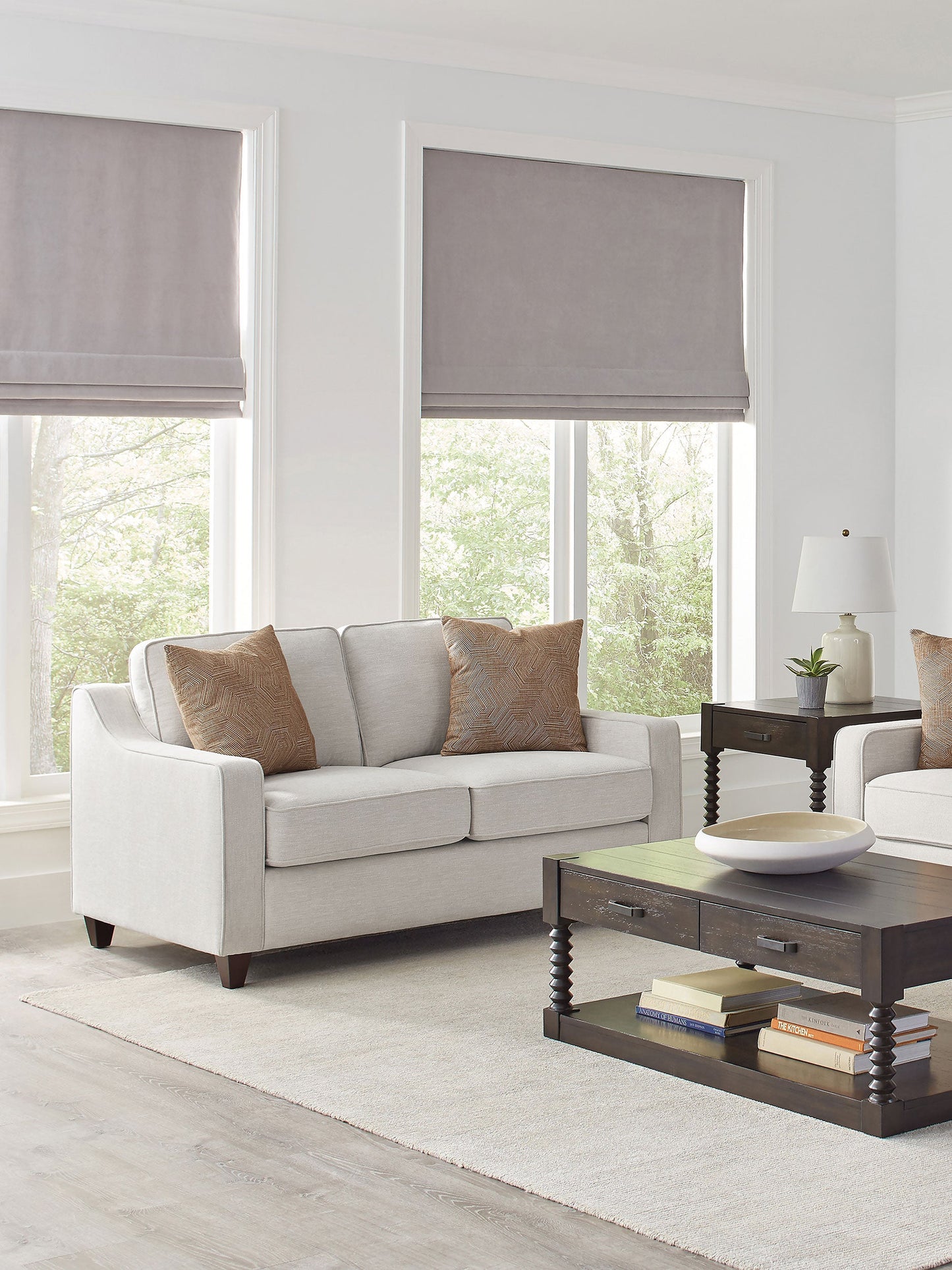 Loveseat tapizado con brazos inclinados Christine en beige