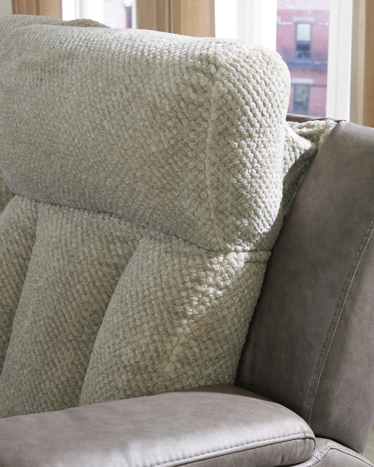 Stately Check PWR Recliner/ADJ Headrest