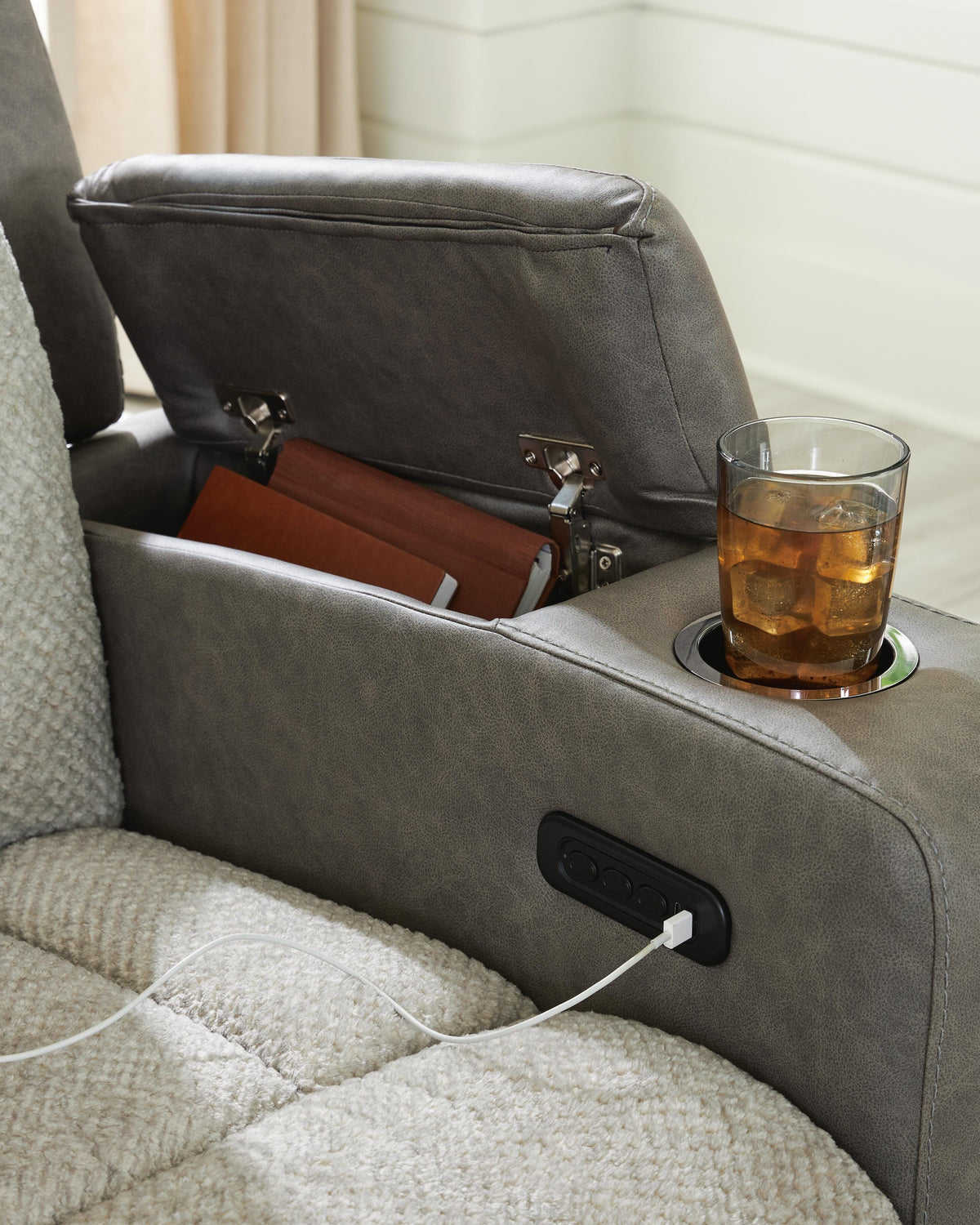 Stately Check PWR Recliner/ADJ Headrest