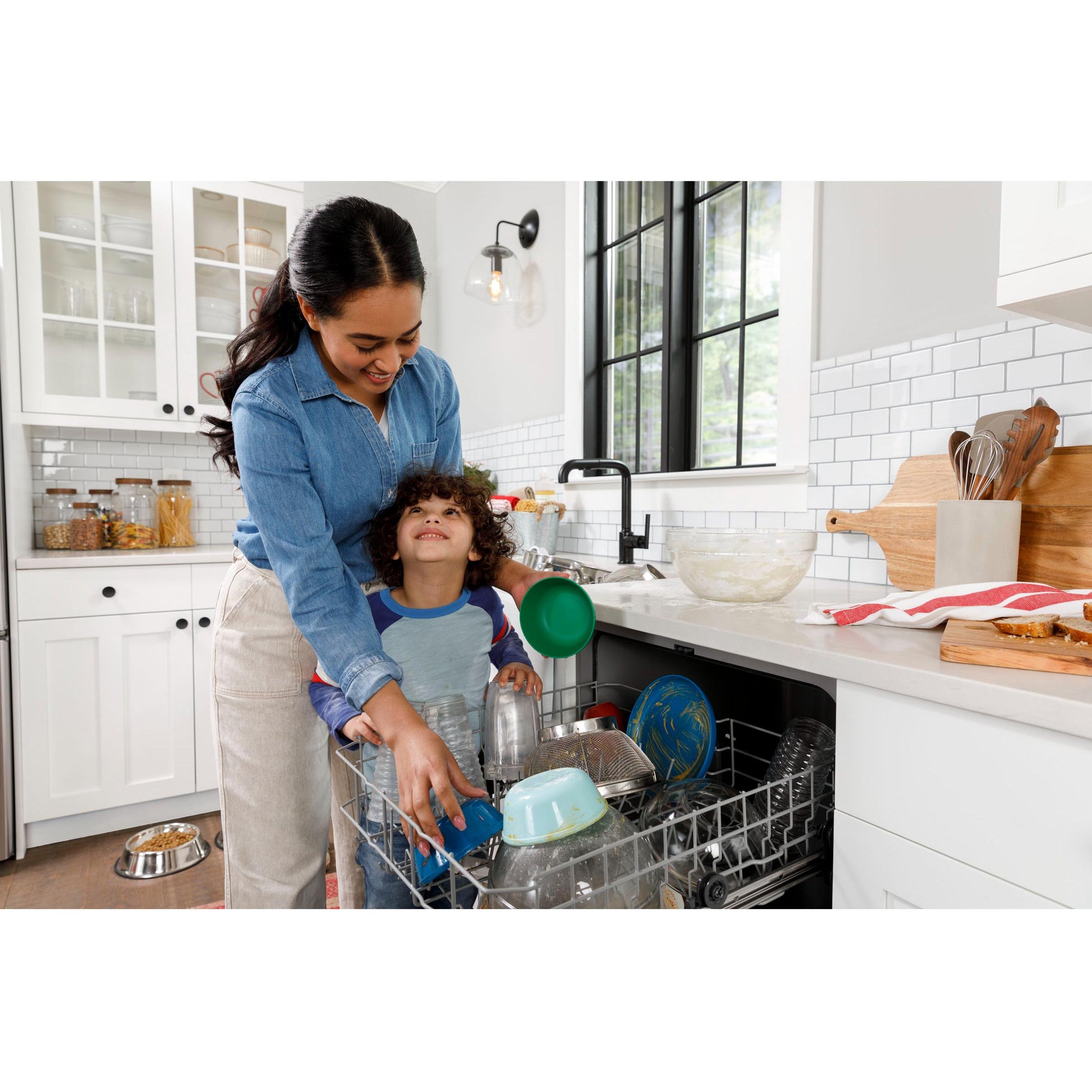  Hotpoint 24-inch Built-in Dishwasher with Water Filtration System HDF330PGRWW IMAGE 11