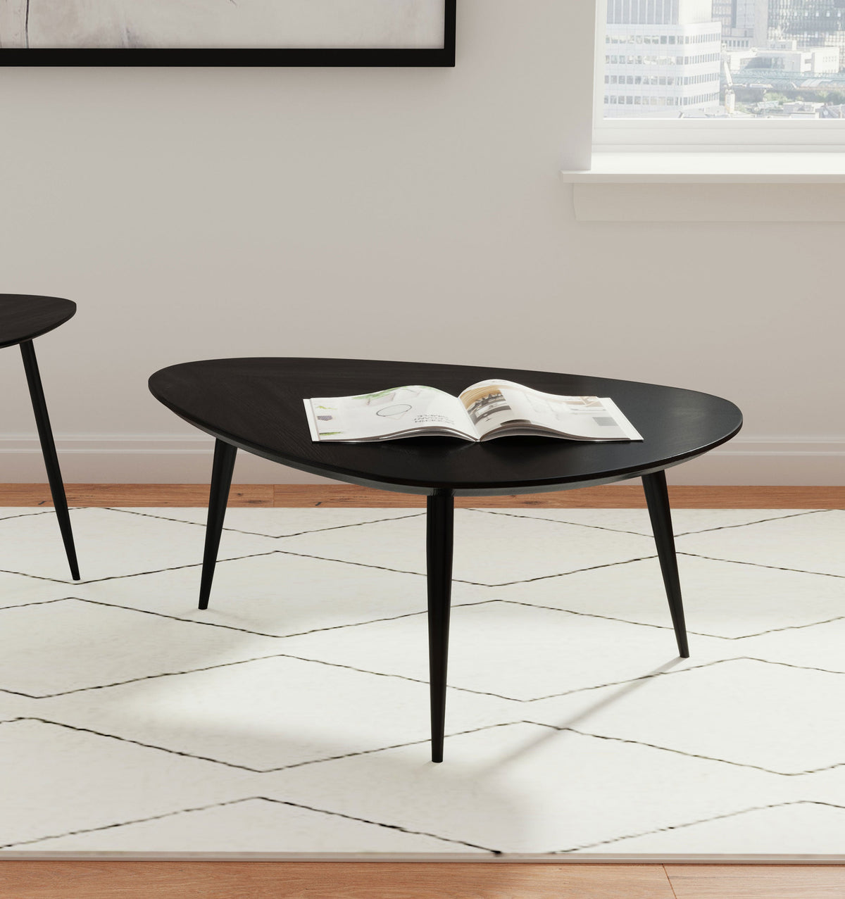 Mesa de centro triangular Odessa de madera maciza negra
