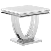 Mesa auxiliar Kerwin con tapa de piedra cuadrada blanca y cromada