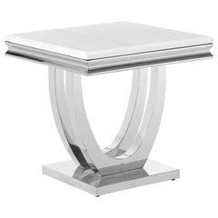 Mesa auxiliar Kerwin con tapa de piedra cuadrada blanca y cromada