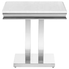 Mesa auxiliar Kerwin con tapa de piedra cuadrada blanca y cromada