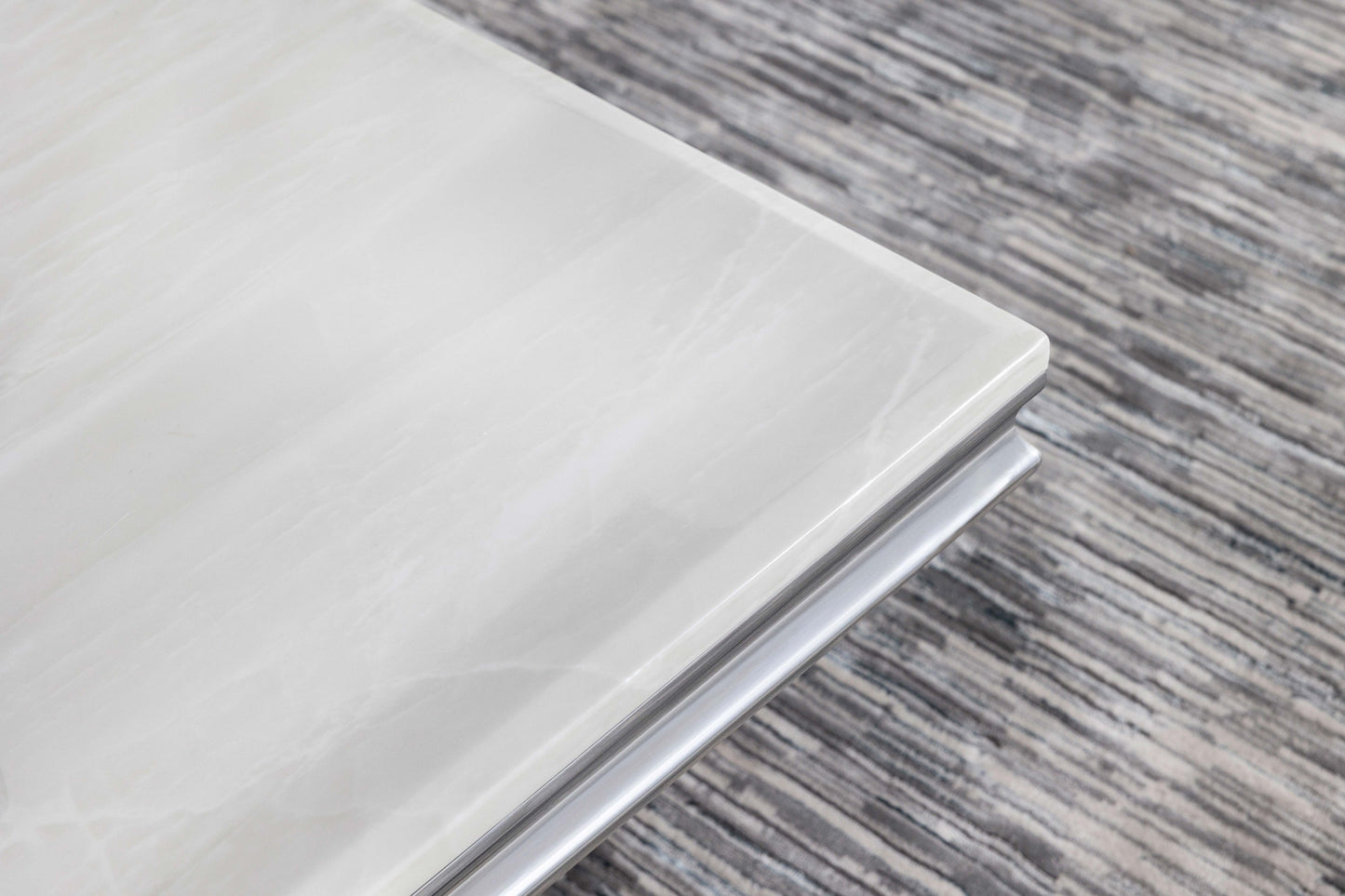 Mesa de centro rectangular con superficie de piedra Kerwin, blanca y cromada