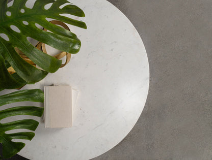 Mesa auxiliar redonda Astoria de mármol auténtico, color blanco