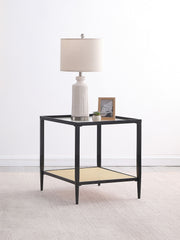 Mesa auxiliar Amherst de metal con tapa de vidrio y estante de caña, color negro