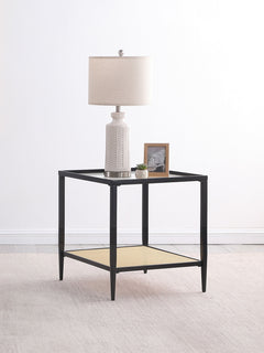 Mesa auxiliar Amherst de metal con tapa de vidrio y estante de caña, color negro