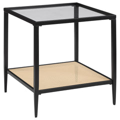 Mesa auxiliar Amherst de metal con tapa de vidrio y estante de caña, color negro