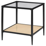 Mesa auxiliar Amherst de metal con tapa de vidrio y estante de caña, color negro