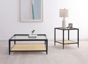Mesa auxiliar Amherst de metal con tapa de vidrio y estante de caña, color negro