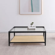 Mesa de centro Amherst de metal con tapa de vidrio y estante de caña, color negro