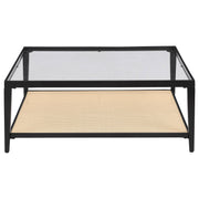 Mesa de centro Amherst de metal con tapa de vidrio y estante de caña, color negro