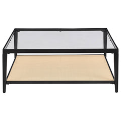 Mesa de centro Amherst de metal con tapa de vidrio y estante de caña, color negro