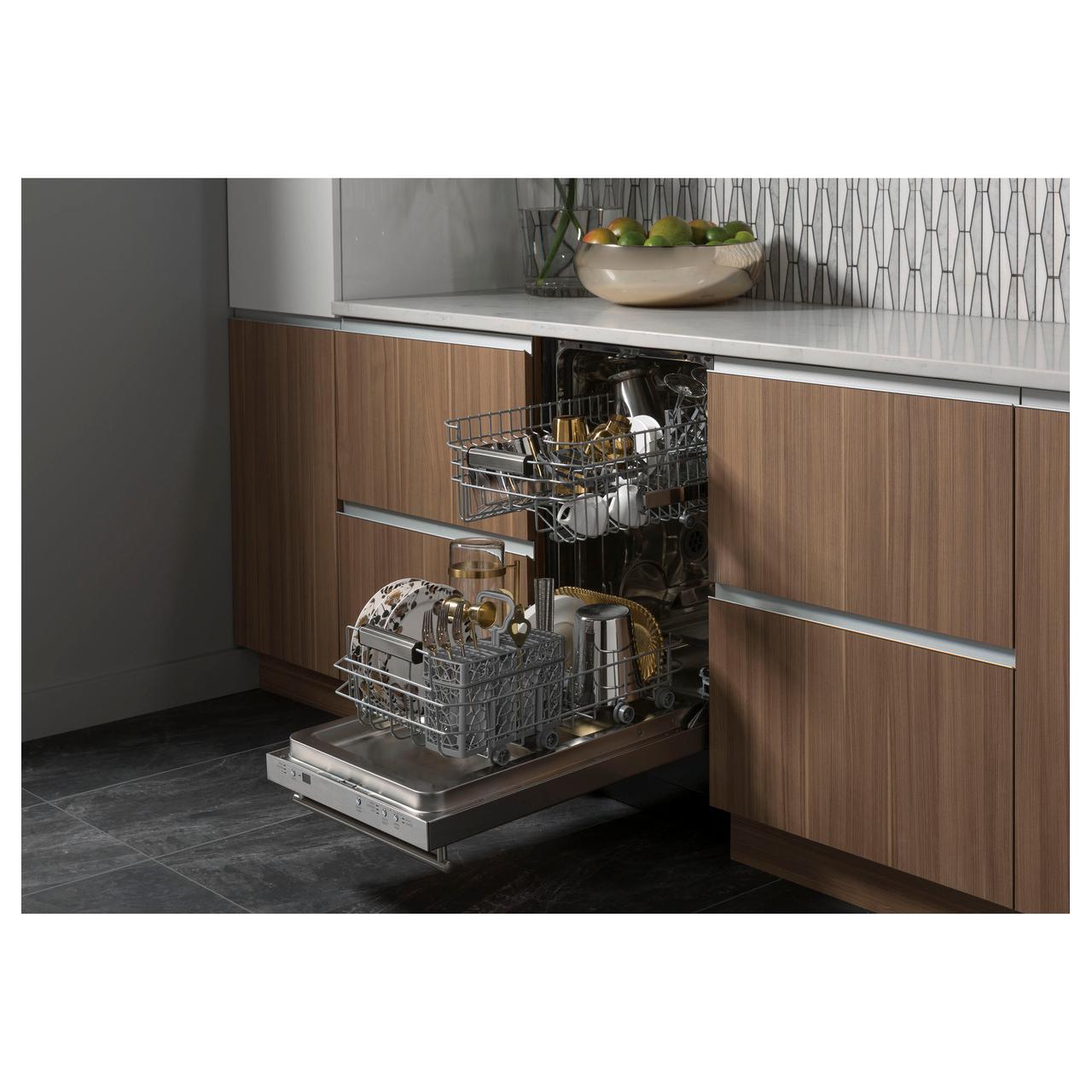 GE 18-inch Built-In Dishwasher with Three-Level Wash System UDT165SIVII IMAGE 4