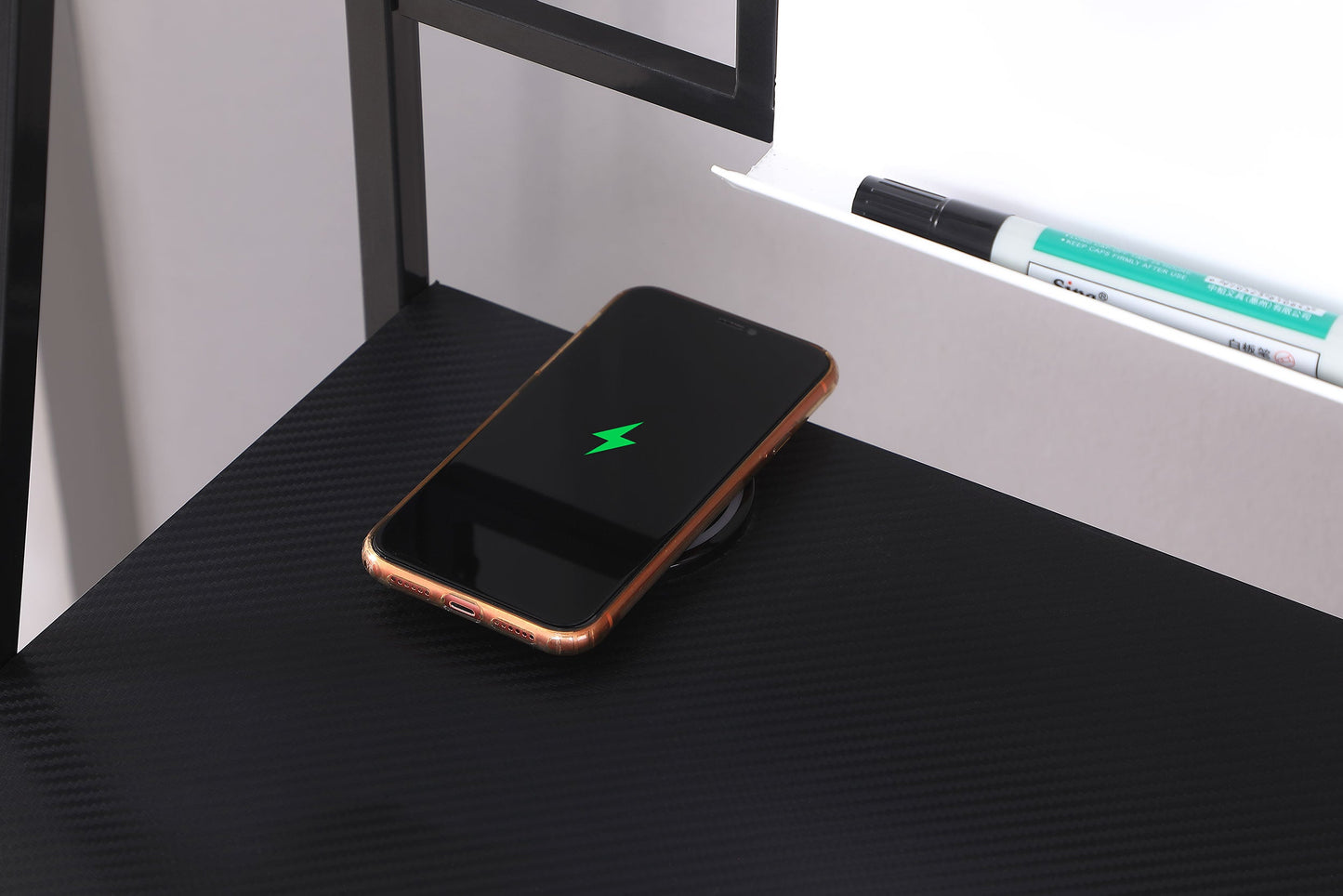 Escritorio Jessie de 47 pulgadas con pizarra blanca y USB negro