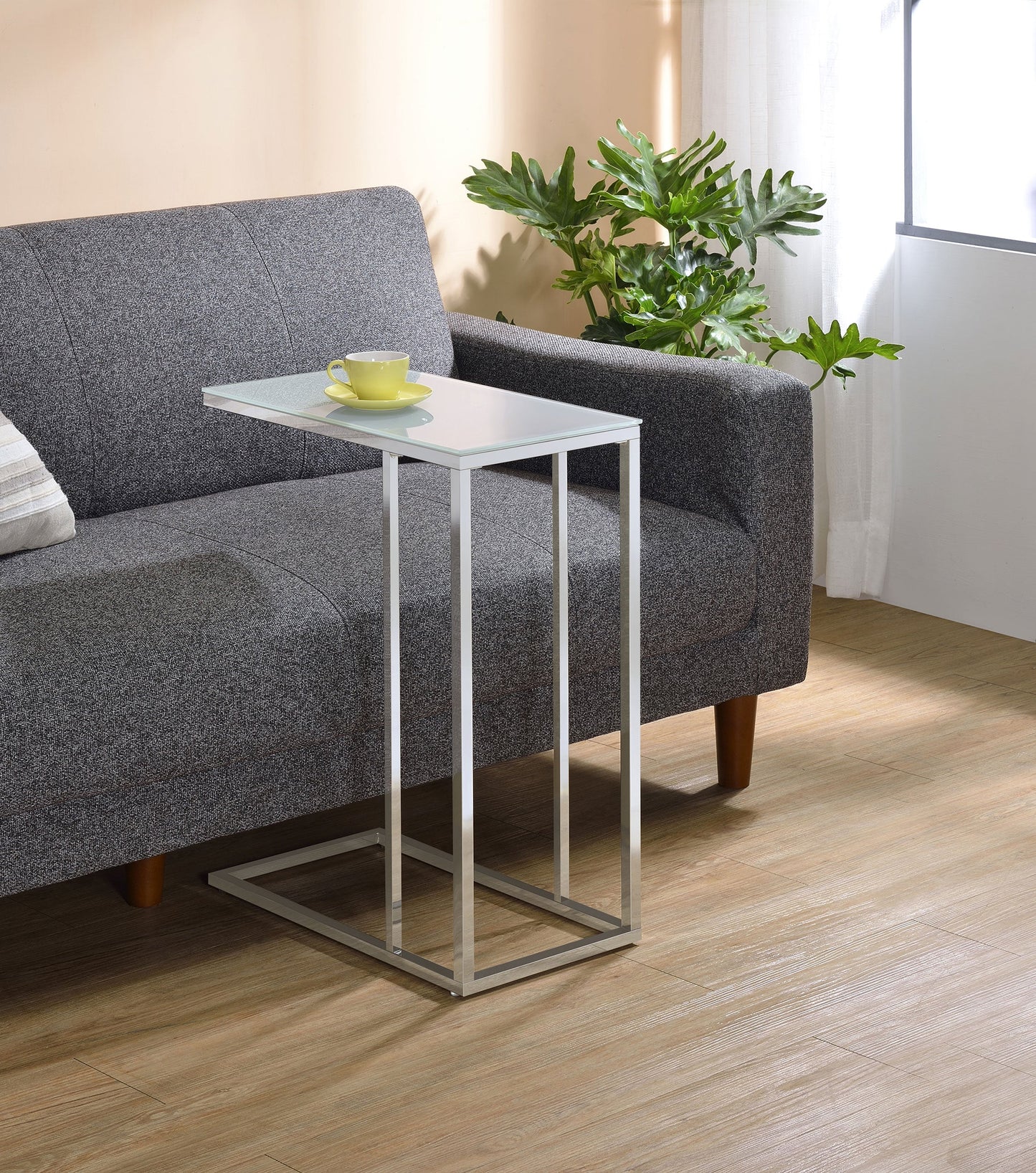 Mesa auxiliar de sofá en forma de C con tapa de cristal blanco Stella, cromada