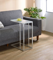 Mesa auxiliar de sofá en forma de C con tapa de cristal blanco Stella, cromada