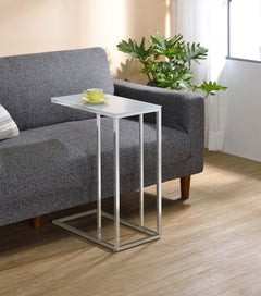 Mesa auxiliar de sofá en forma de C con tapa de cristal blanco Stella, cromada