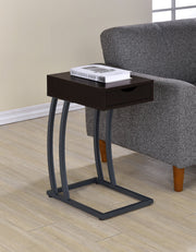 Mesa auxiliar Troy con 1 cajón en forma de C y toma de corriente, color capuchino