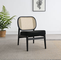 Sillón Rayo con respaldo de caña de ratán y asiento acolchado, color negro