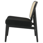 Sillón Rayo con respaldo de caña de ratán y asiento acolchado, color negro