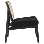 Sillón Rayo con respaldo de caña de ratán y asiento acolchado, color negro