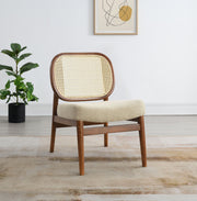 Sillón Rayo con respaldo de caña de ratán y asiento acolchado, color negro