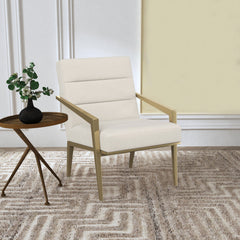 Sillón Kirra con brazos de metal tapizados en color crema