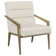 Sillón Kirra con brazos de metal tapizados en color crema