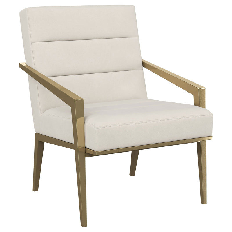 Sillón Kirra con brazos de metal tapizados en color crema