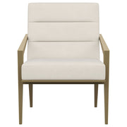 Sillón Kirra con brazos de metal tapizados en color crema
